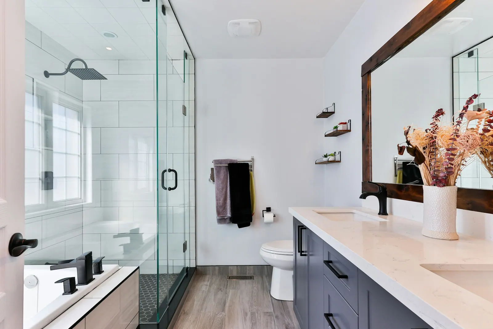 Salle de bains rénovée avec douche vitrée et meuble vasque