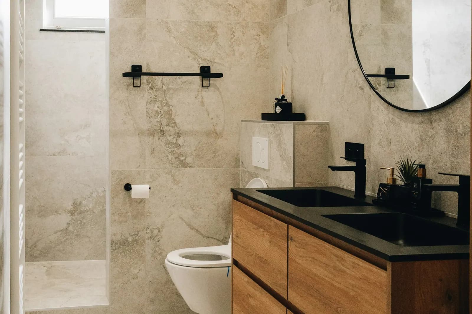 Salle d'eau rénovée avec douche et meuble en bois