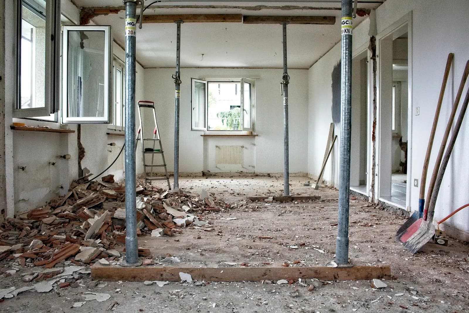 Pièce mise à nu pendant un chantier de rénovation intérieure