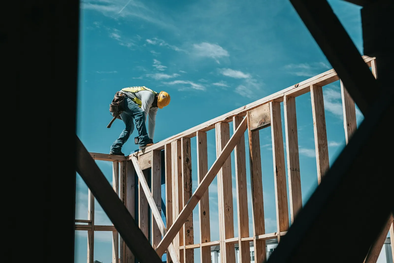 Professionnel travaillant sur l'ossature bois d'un bâtiment