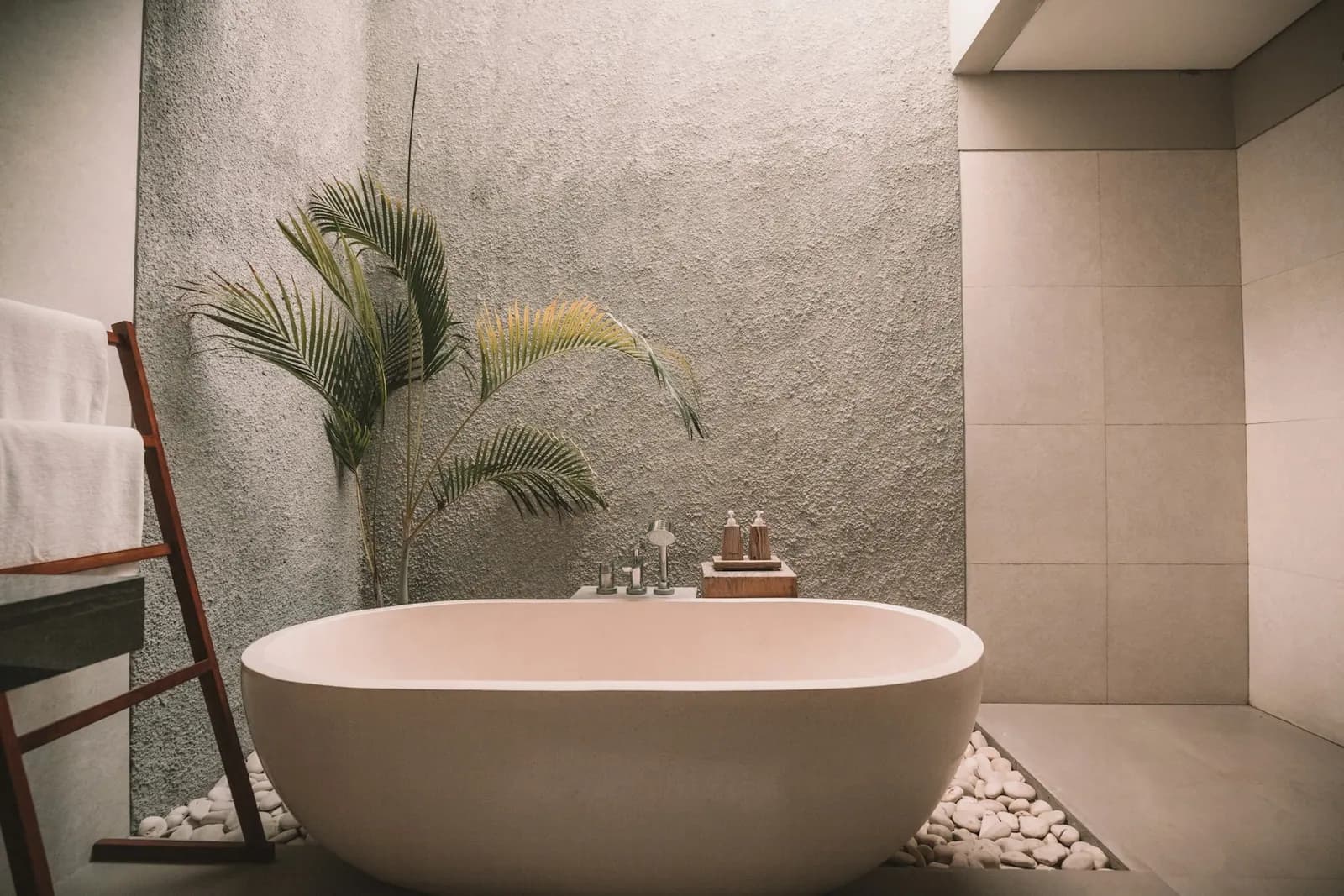 Baignoire îlot dans une salle de bains aux matériaux minéraux
