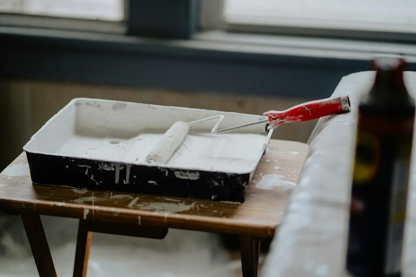 Bac, rouleau et pinceau prêts pour des travaux de peinture